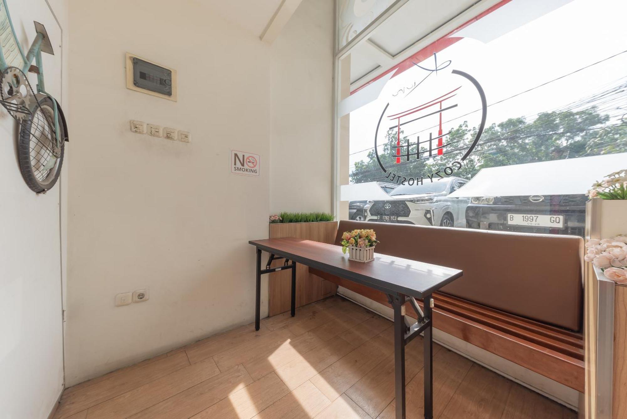 Reddoorz Hostel At Kiara Cozy Kircon Бандунг Екстериор снимка
